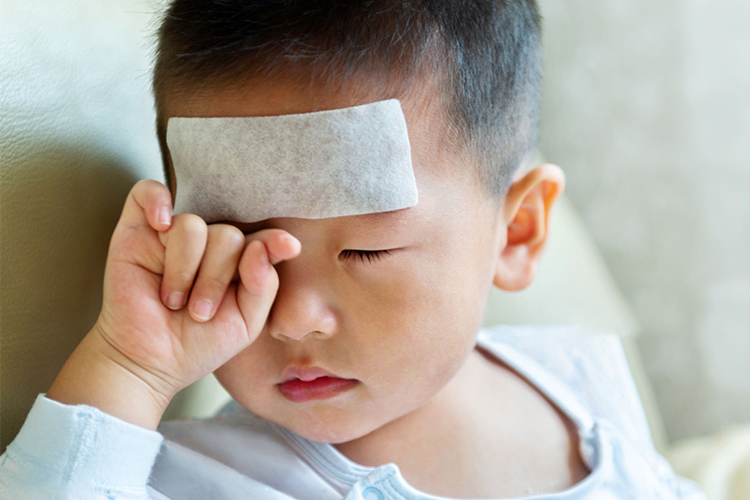 برای تشخیص علت تب پنهان در کودکان به پزشک مراجعه کنید. 